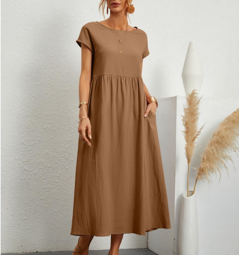 Brown Ginovu dress with a round neckline and short sleeves.